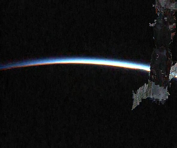 IsThis0n's tweet photo. A few sunset stills I snapped from the ISS live feed yesterday.. ✌️on 🌎 https://t.co/DHcqf56BMZ
