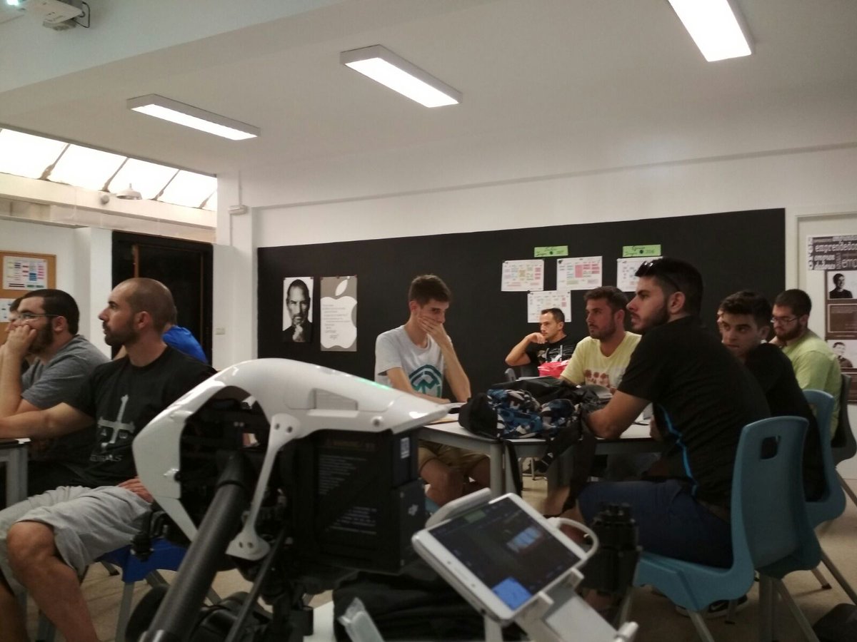 CEEICT's tweet photo. La #Industria40 llega al IES Politécnico Ct de la mano de @Smarti40 Los chicos de mecatrónica conocen las posibilidades de estas tecnologías https://t.co/4iUM9njR7J