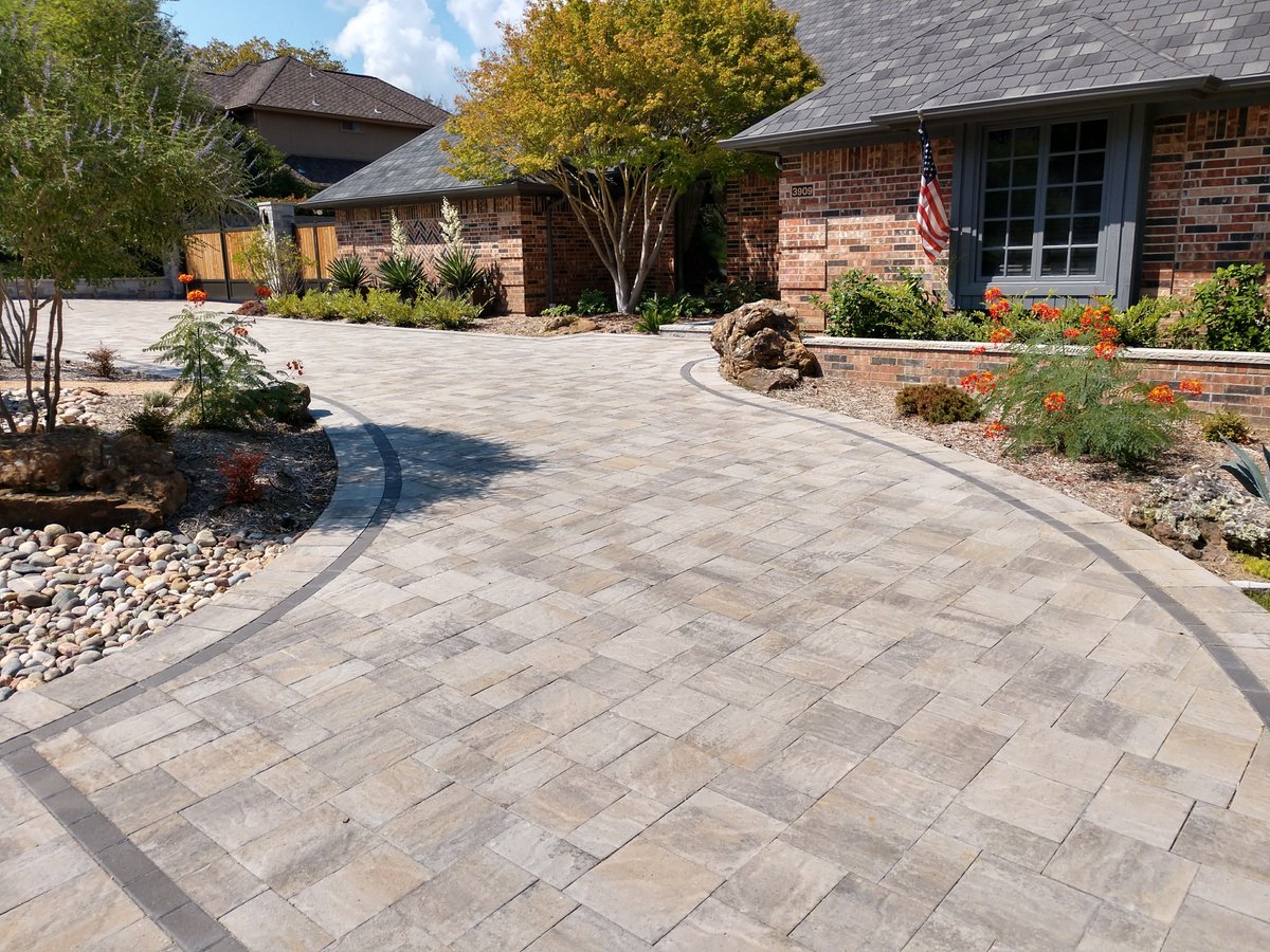 lcpdallas's tweet photo. Check out this #oneofakind #pavers #driveway @Belgard @FCBDAD https://t.co/lAUiAQB1y7