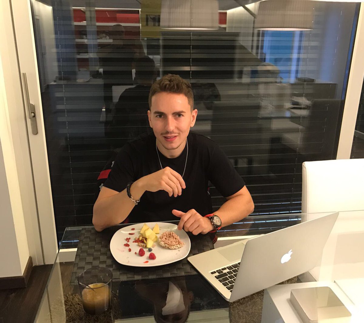 lorenzo99's tweet photo. ¡Merendando! / Snack time! 👌🏼🍍🍓 #wednesday #jorgelorenzo #JL99 😈 https://t.co/A8LyqaEq4p