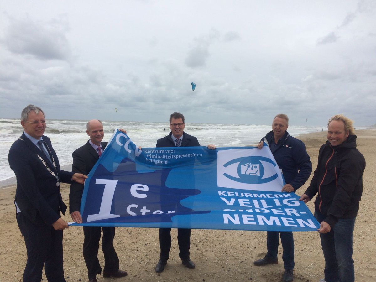 gemeentekatwijk's tweet photo. Minister Blok reikt voor het eerst in Nederland de 1e ster Keurmerk Veilig Ondernemen Strand uit aan Katwijk! #trots #katwijk https://t.co/GR5FZHESSl