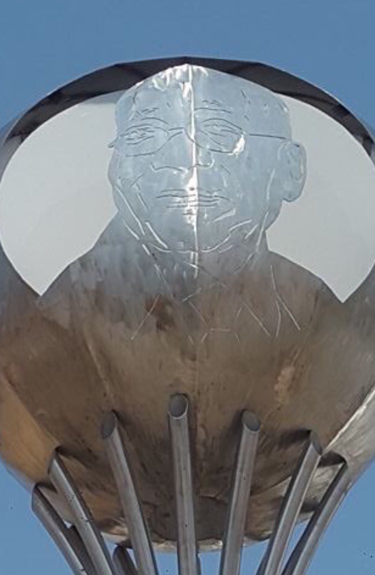 UlrichJvV's tweet image. This really cost R6m?! 😊🙃
#JacobZumaMonument