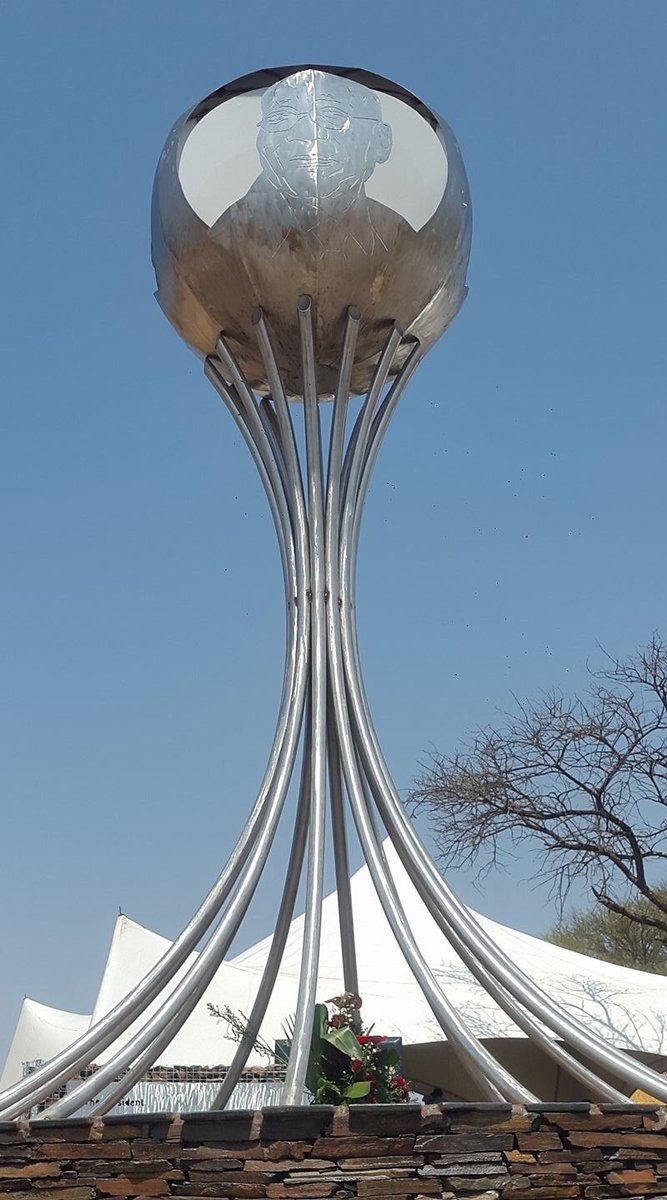 UlrichJvV's tweet image. This really cost R6m?! 😊🙃
#JacobZumaMonument