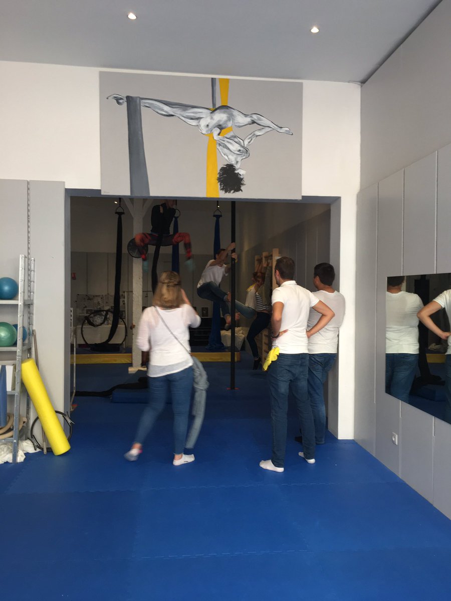 mcoline05's tweet photo. Vis ma vie au pole dance.. #Team1 #TeamCampusIGS @GroupeIGS_31 #hyperactivestudio https://t.co/45uPX6wr2O