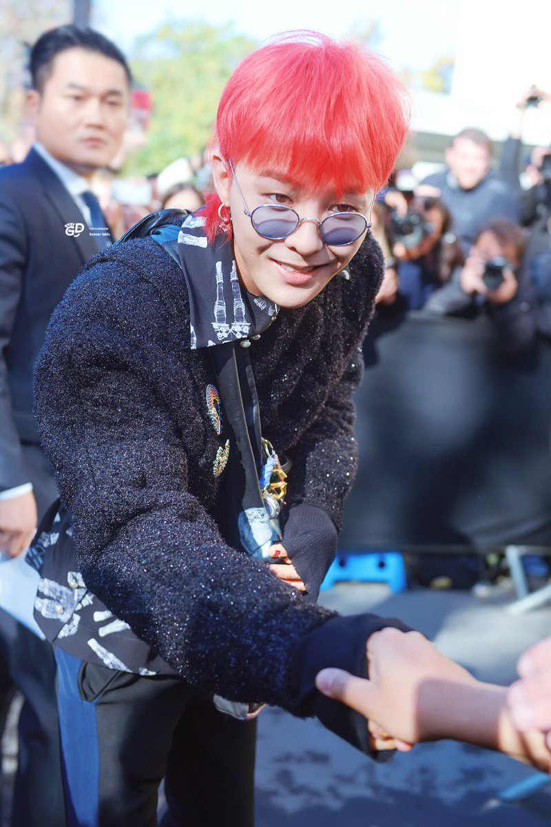 Andrea G Dragon Chanel Fashion Show S S 18 T Co Ddkyeijmcw