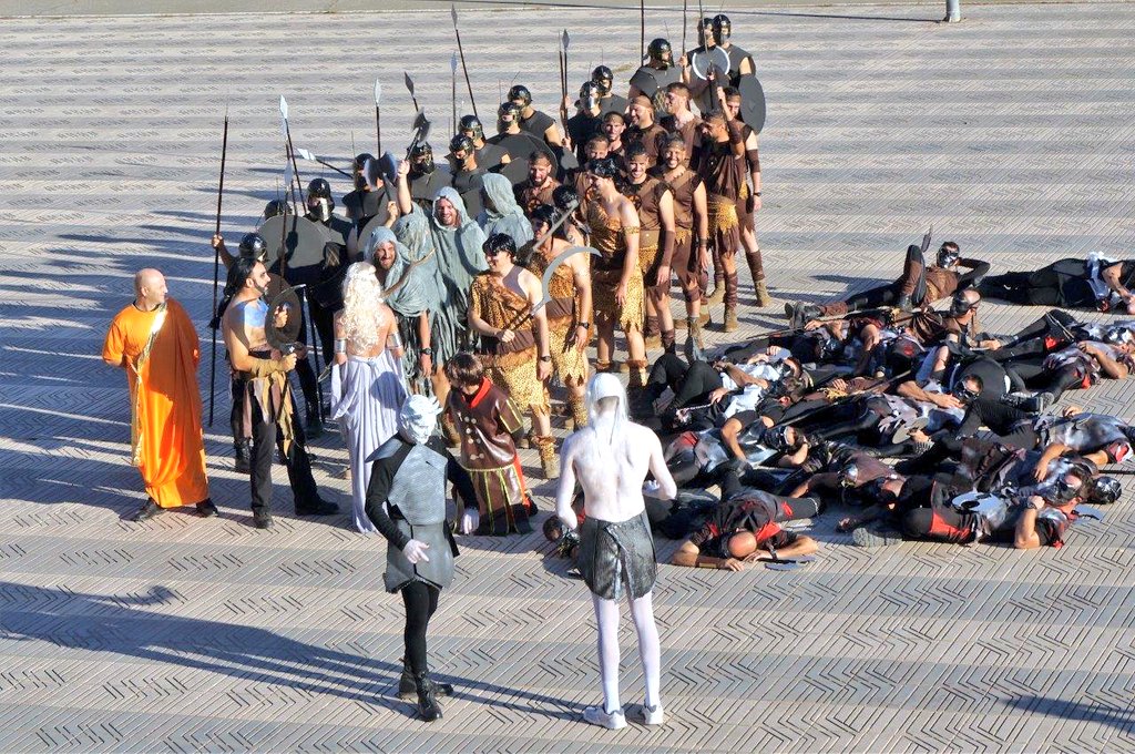 UMEgob's tweet photo. Se ha terminado el verano y la temporada de #IIFF, y ya estamos listos ante la llegada del invierno. #winteriscoming #patronaUME #GoT #BIEM3 https://t.co/vOWwfyfKGn