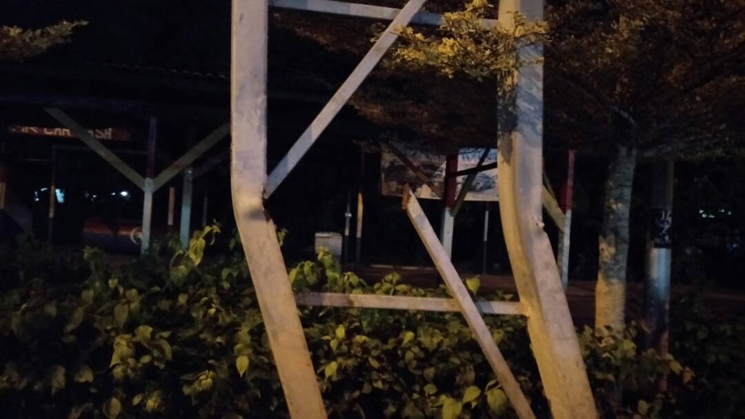 PONTIAN | TIANG SIGNBOARD BENGKOK, DIKHUATIRI TUMBANG DIATAS JALAN, MOHON TINDAKAN SEGERA @MDPONTIAN