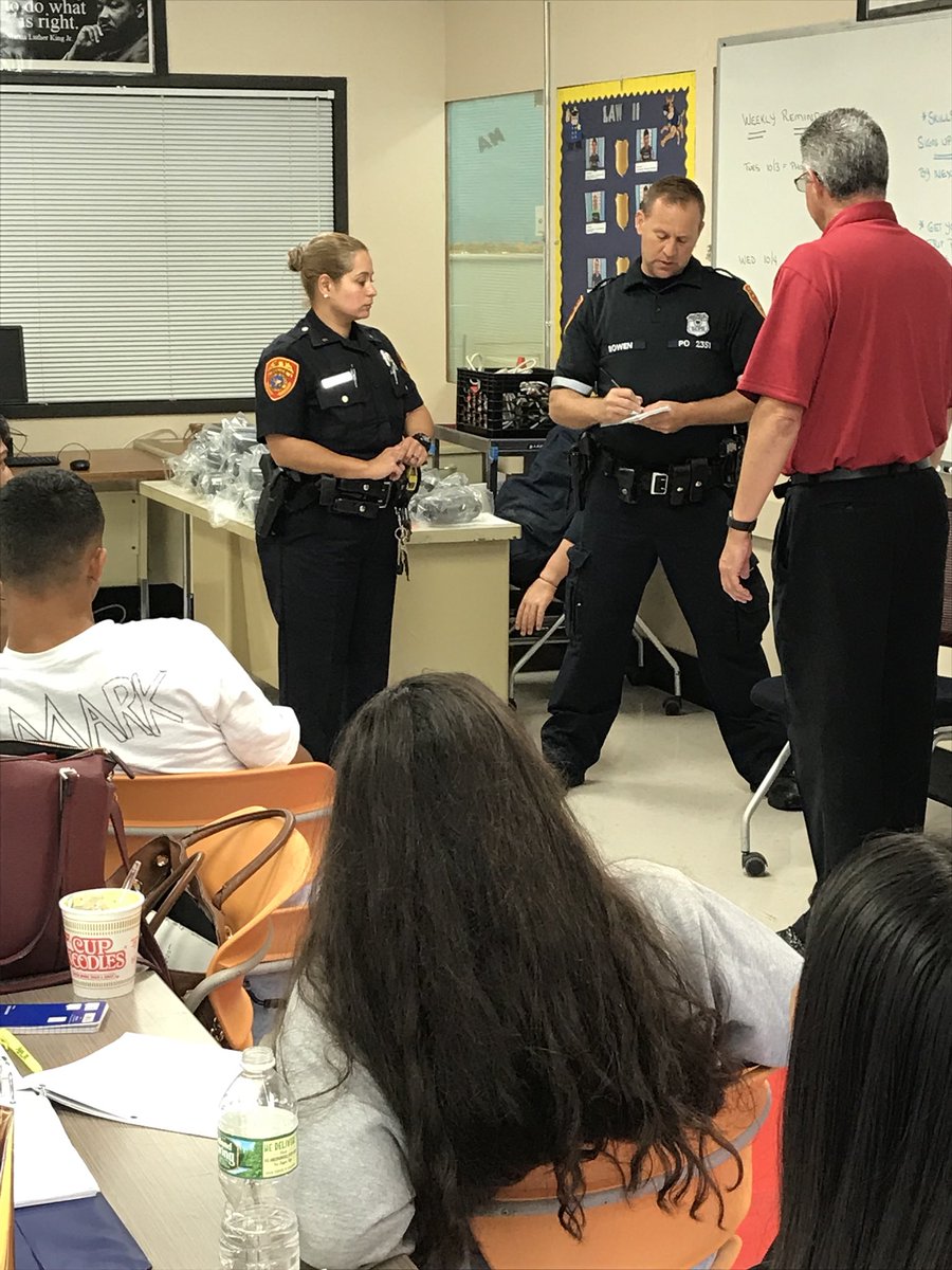 martinojenn's tweet photo. @AcademyLI #lawenforcement students record an eye witness acct of a #crime @SCPDHq cope unit 5th Pct #communityrelation https://t.co/uZ8kOeZtH5