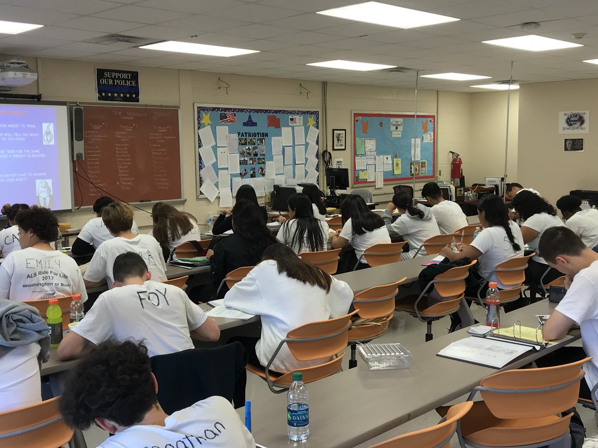 martinojenn's tweet photo. @AcademyLI #lawenforcement students record an eye witness acct of a #crime @SCPDHq cope unit 5th Pct #communityrelation https://t.co/uZ8kOeZtH5