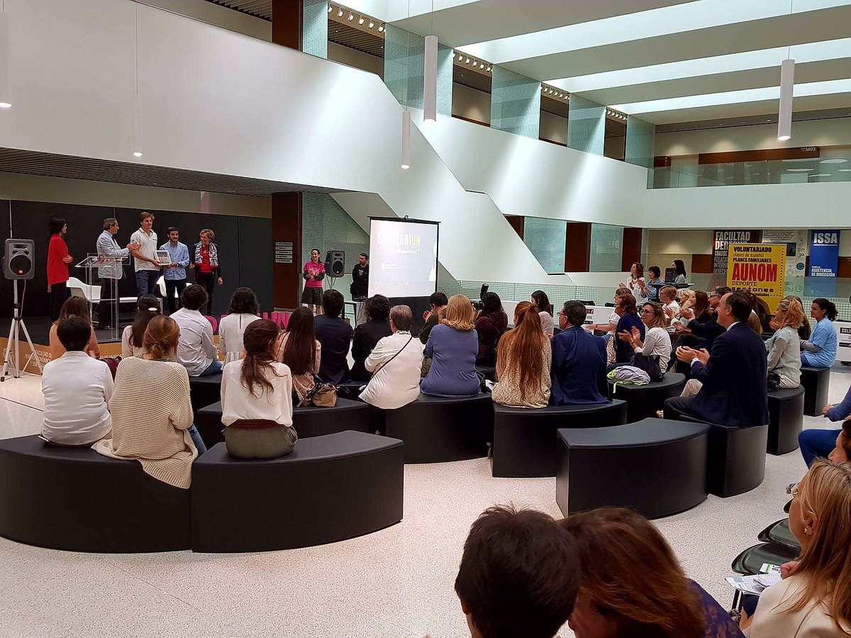 blueskyschools's tweet photo. Fantástico #Solidariun en @unav, con +50 ONG. ¡La paella solidaria ayudará a construir el pozo en @blueskyschools! ¡GRACIAS @Tantakaunav! https://t.co/x3Y4GdjFZJ