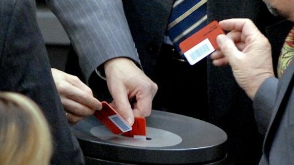 mehr_demokratie's tweet photo. #OffenesParlament will Stimmverhalten bei umstrittenen Gesetzesinitiativen im Bundestag nachvollziehbarer machen https://t.co/UYYgIpX883 https://t.co/eVcajbkbD1