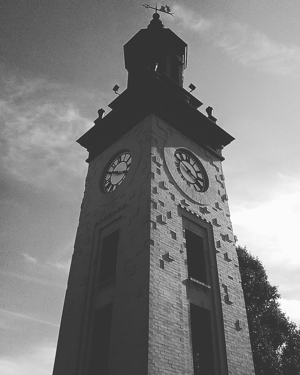 SJGR_Panda's tweet photo. Watch and clock museum in Columbia. Before and After edits https://t.co/hRmZwEVtEp