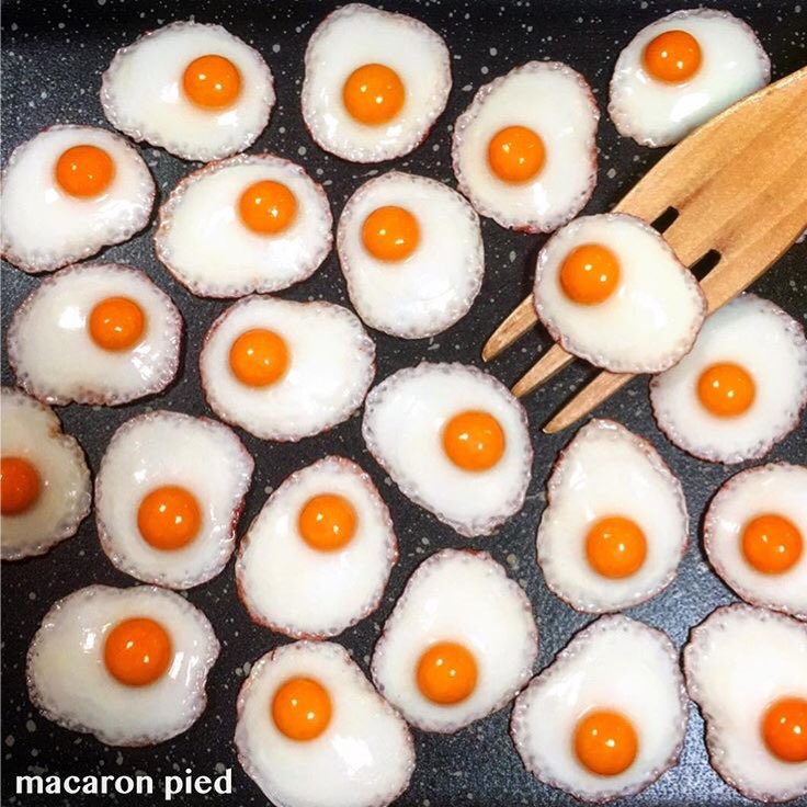 ミニチュア雑貨 マカロン ピエ ミニチュア樹脂粘土の目玉焼き たべれないよ W 今回は初心に戻って簡単な目玉焼きにあえて挑戦 樹脂粘土 手作り ケーキ すてき 小さい スィーツ アクセサリー ミニチュア ミニチュアフード