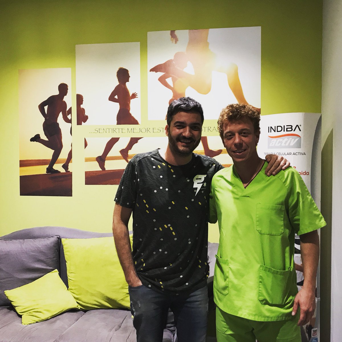 XaviRodriguez's tweet photo. Este es el hombre que está intentando ponerme derecho para que se dejen de reír de mi en @lasmananaskiss. Isaac de Fisioalmat. Un grande! 🙌🏼 https://t.co/6sEG3EOuEx