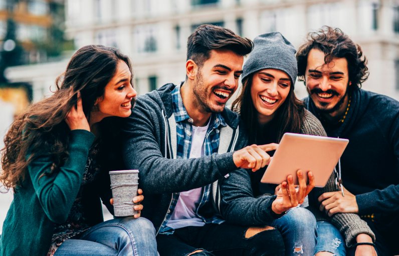 14°Rapporto Comunicazione <a href="/FonteCensis/">Censis</a>: metà degli under30 si informa su #Facebook e sottovaluta problema #fakenews  bit.ly/2xSLdxv