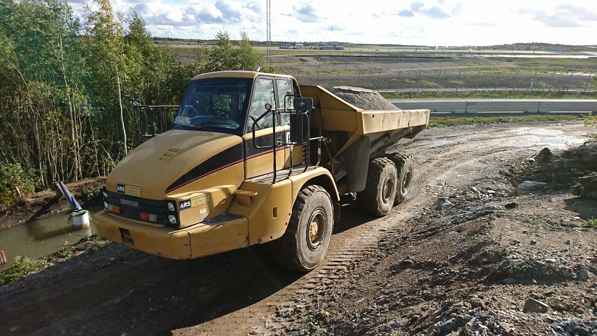 ImageBlue's tweet photo. Backa med fullt lass ner för backe! #CAT730 @Caterpillar #Arlanda #ARN #ESSA #Caterpillar https://t.co/5IVgx3IPki https://t.co/Rkax0m9WfN