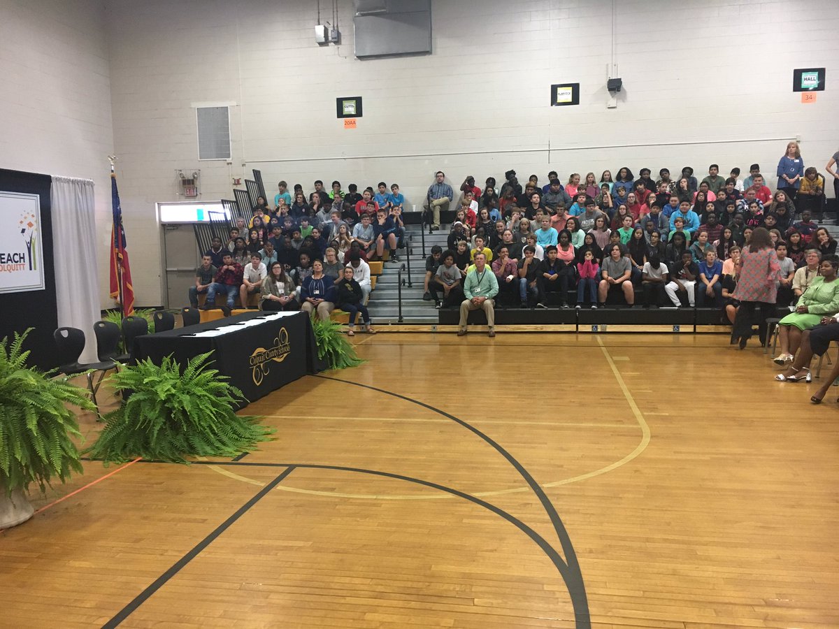 AshlynBecton's tweet photo. So many students are gathered here to show support for their fellow classmates. https://t.co/IiYEr67Ts1