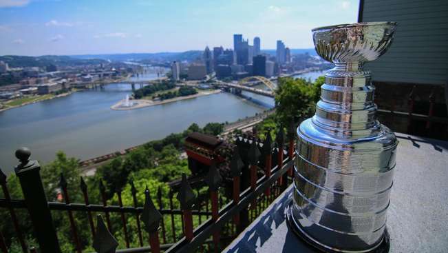 DWDelozier's tweet photo. IT'S A HOCKEY NIGHT IN PITTSBURGH! RAISE THE BANNER FOR THE BACK2BACK CHAMPIONS!! LET'S GO PENS! https://t.co/t45dADlF5k