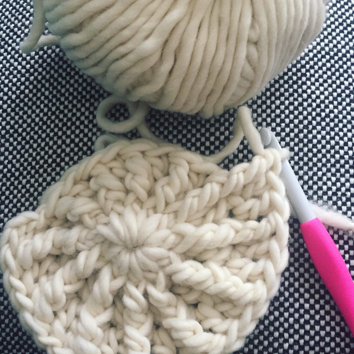 Ik blijf ‘em leuk vinden, het krukhoesje van <a href="/JipbyJan/">Janneke Assink</a> ...en lekker stoer met de #Durablechunky  #merino #yarnlove #crochetlove #cloveramour