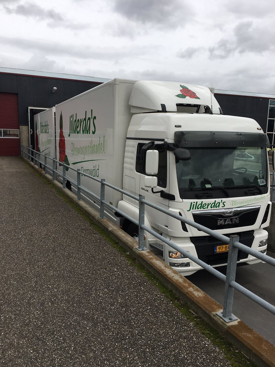jilderdabloemen's tweet photo. Bijna einde bolchrysantenseizoen. Toch nog maar een volle vracht opgehaald bij @Bernhardplanten #topkwaliteit https://t.co/pDiT4OFDTm