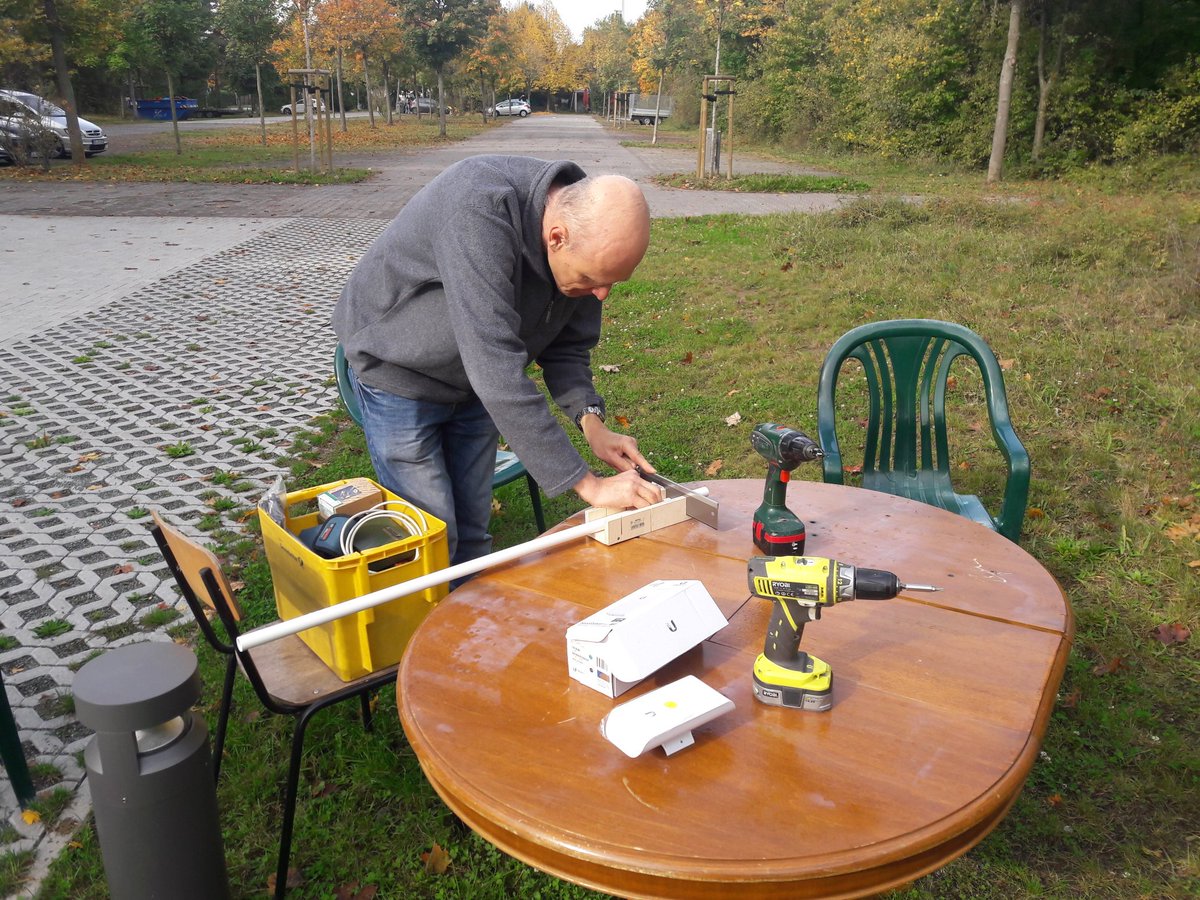 FreifunkGG's tweet photo. Wir bauen uns eine Wandhalterung... #freifunk https://t.co/QdroSNk5v9