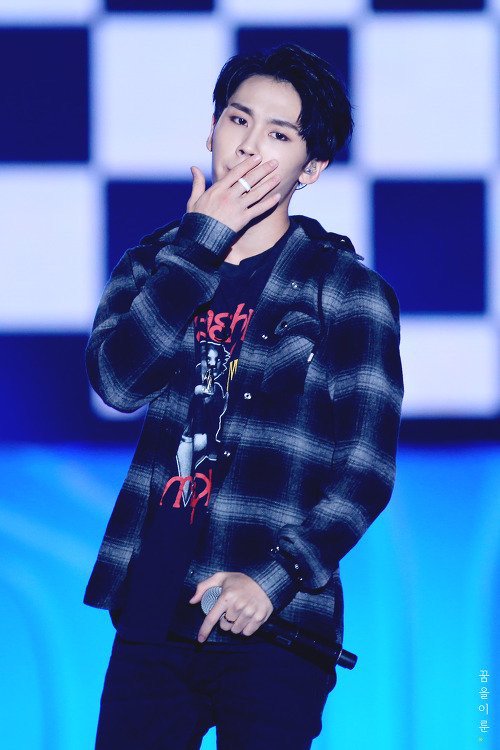 day_ek_day's tweet photo. 빛나는 아름다움을 담아내는 그 찰나
나의 눈과 너의 눈이 마주쳤다
너는 내가 유일하게 
카메라 렌즈 속에 담고 싶지 않은 
그냥 너 자체의
아름다움의 찰나를 담아내고 싶은
유일한 존재였다.

/엄보배, 너의 마음 달달하게

@BTOB_ILL https://t.co/XPWuIB8Dig