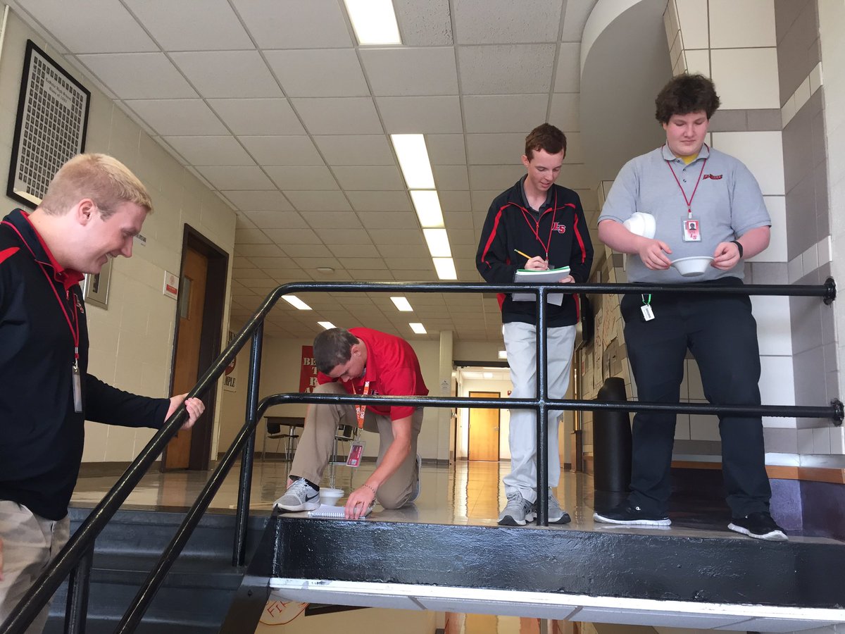 AaronMMarshall6's tweet image. Calculating mass and velocity @LaSallePride #PhysicsMatters