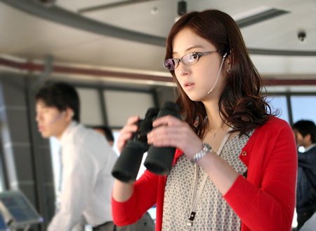 横浜大好き男 酒井真奈 佐々木希 航空管制官 帰国子女であり 今どき風の美人 寒いダジャレで場を凍りつかせる ワインエキスパートの資格を持っており 商社からワイン買い付けのスカウトを受けるほどのワイン好き 現在ロシア語を習っている