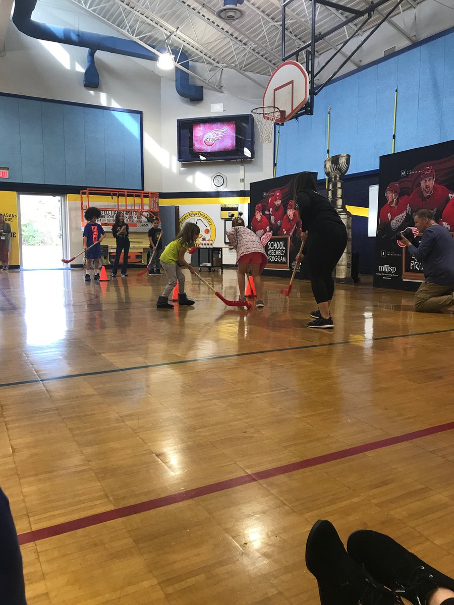 MrsNPhelps's tweet photo. Go Red Wings! Go Pleasant Ridge! #PRPRIDE #salinecompass https://t.co/vhPCD28iZj