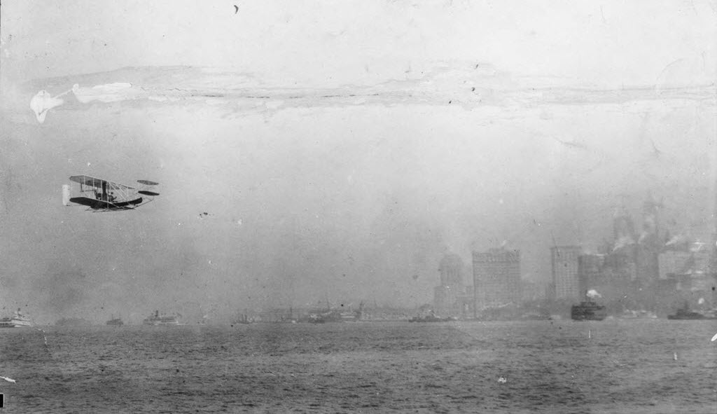 108 years ago today more than 1 million New Yorkers watched Wilbur Wright fly over the Hudson River. ✈️