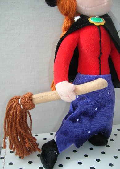 Nieuw binnen, de knuffel heks uit Room on the Broom/Stap maar op mijn bezemsteel van Julia Donaldson #www.knuffelzolder.nl