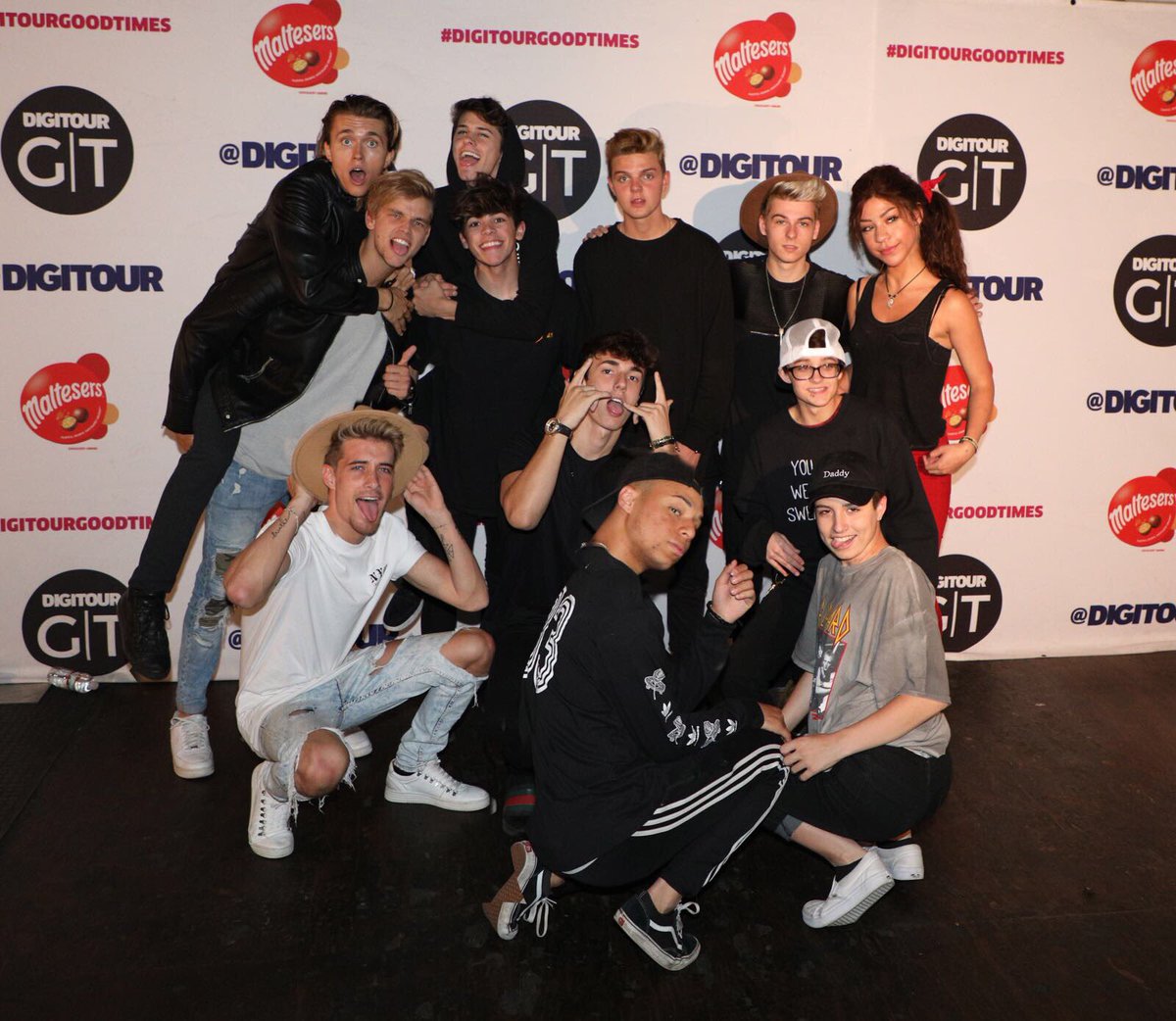 shanehendrix_'s tweet photo. Washington today! #digitour #goodtimes #thefourthkingdm #justinblake #tylerbrown #ianthomas #mikeybarone #brycehall #jacksonkrecioch https://t.co/UTMa0aAN7d
