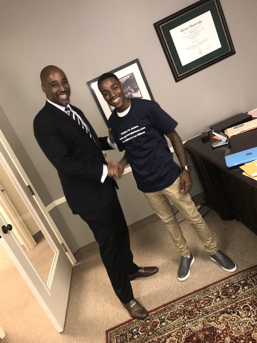 RayBands_BA's tweet photo. This a smile of a nigga that jus beat 100+years #RIAonBA #FreeDre #YouRatzAhNeverBeHonorable s/o my lawyer if you need him look at the shirt https://t.co/DBAorkcI33