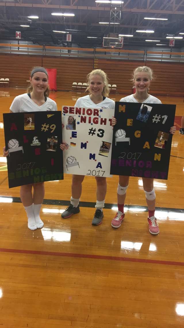 HorlickGirlsVB's tweet photo. Great senior night!!! @Aleibbm @MeganSollman + Emma! ❤️🏐 https://t.co/WrtIvEwdXQ