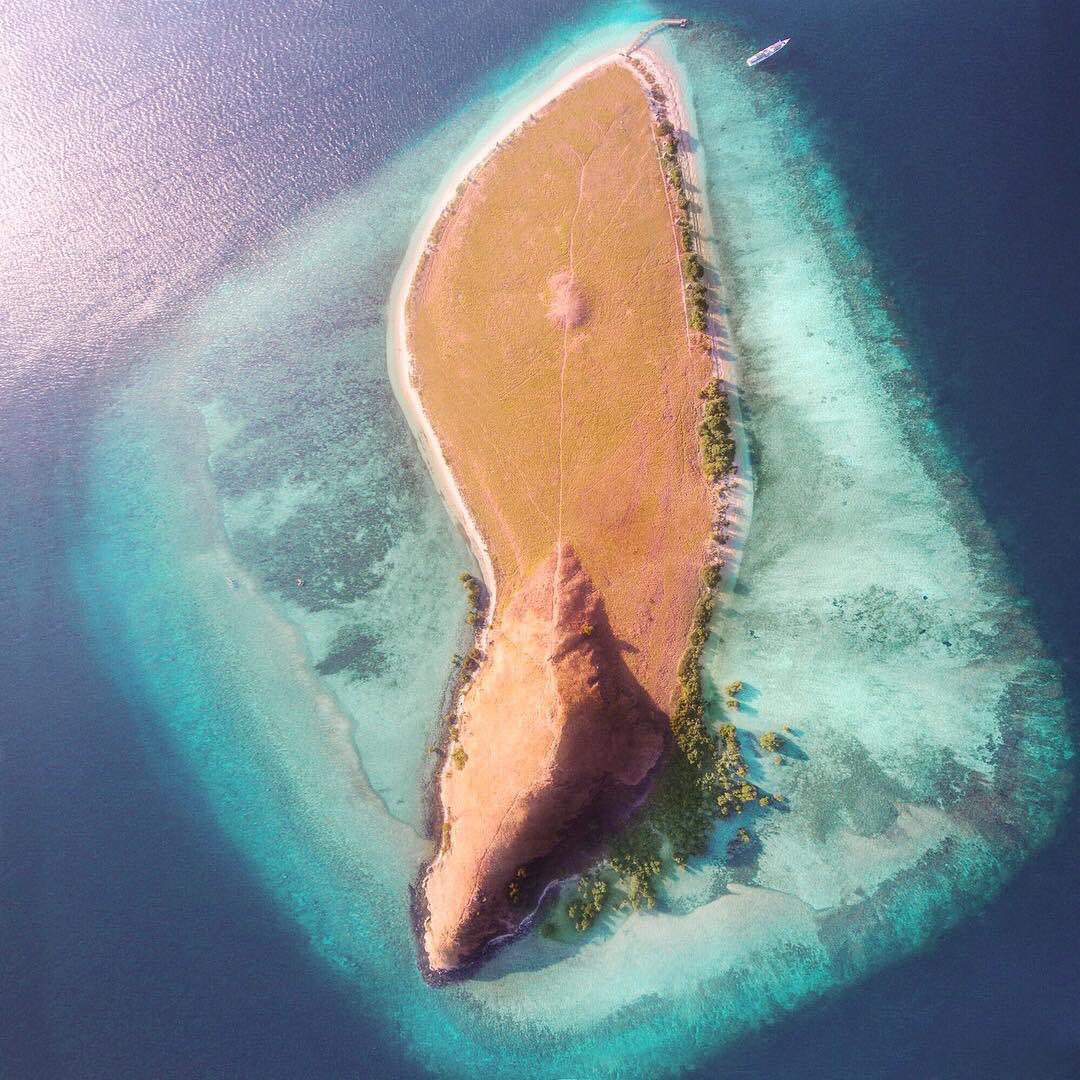 Earth_Today4U's tweet photo. The island of Kenawa, Indonesia https://t.co/pzsWC7YCdZ
