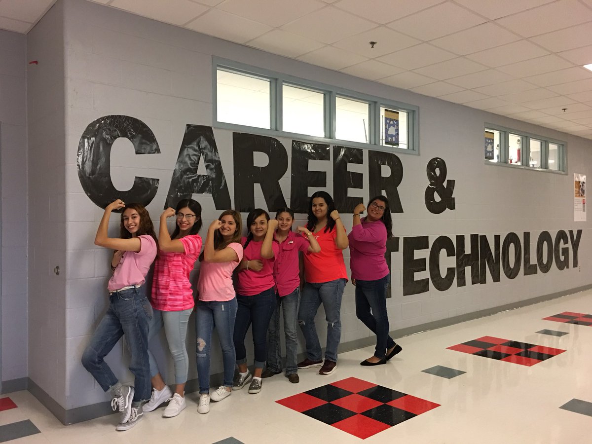 AVRattlerUnit's tweet photo. #advancedjournalism class today! #womenstrong #wewearpink #BreastCancerAwarenessMonth https://t.co/vCoVWQlCVO