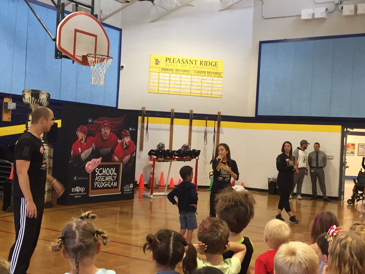 MrsWaltzsClass's tweet photo. A great way to start Wednesday with our first community meeting! #SchoolAssemblyProgram #LetsGoRedWings https://t.co/Xe9Hx5dNFn
