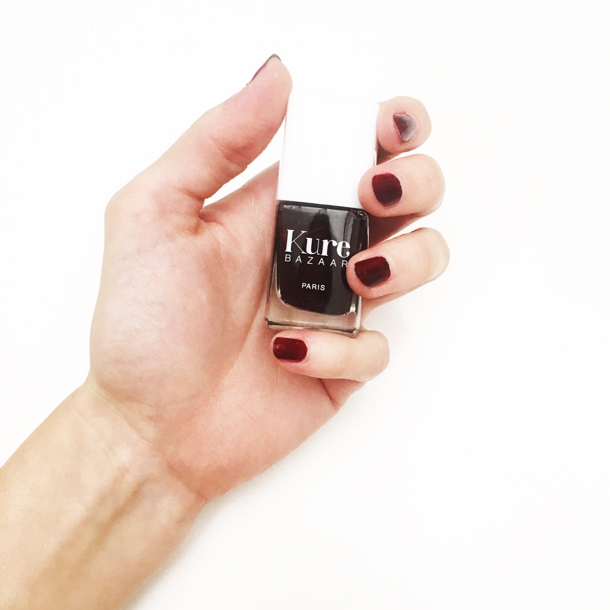 INDISPENSABLE DU JOUR < On adore le vernis Scandal de <a href="/KureBazaar/">Kure Bazaar</a> qui sublime nos mains en toutes circonstances > bit.ly/2xVqlYS