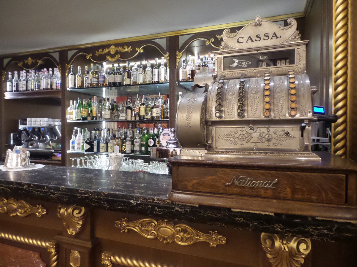 Un pezzo storico sul banco-bar
A piece of history on the counter in our bar 
#HotelReginaPalace #Stresa #loungebar #vintagecorner