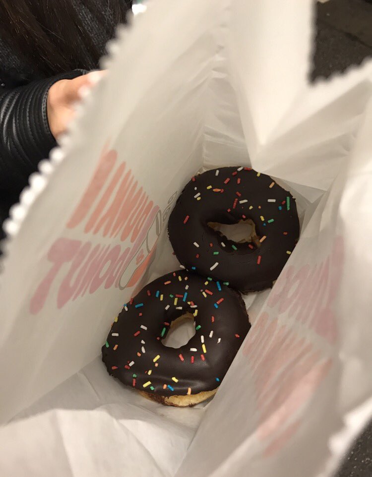 TheWorldOfFood1's tweet photo. Willing for something sweet and delicious? #donutsss 🍩🍬🍩 #sweet #hungry #Foodporn #dunkindonuts #Donuts #girl #yummy @TheSimpsons https://t.co/Ukqh6kXinl