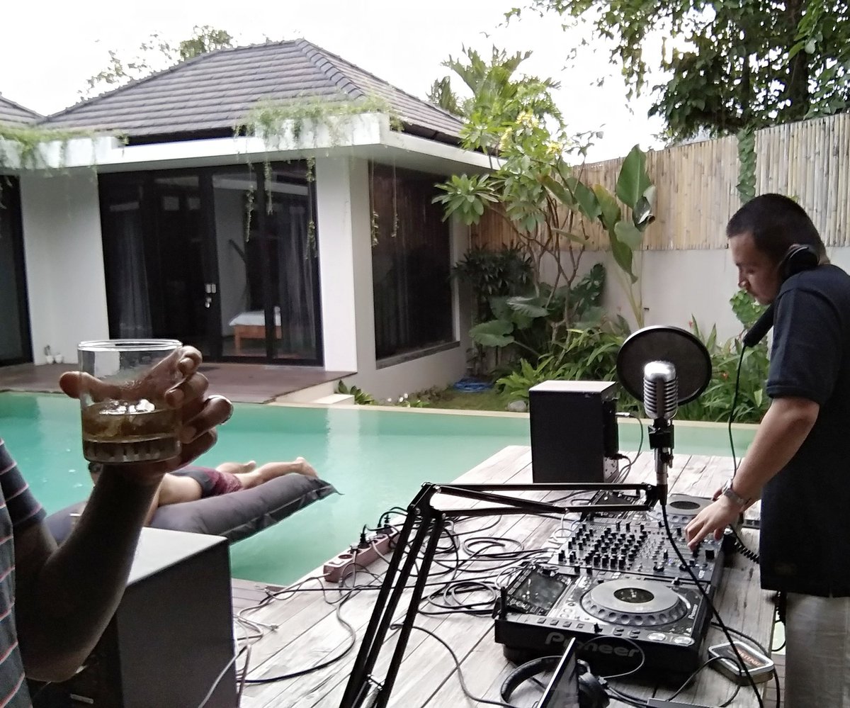 Paddy Grooves 014 on air now
5.00 - 7.00 Kai
7.00 - 8.30 Talkshow with @slavegarage 
8.30 - 9.30 Doctoryez b2b Kai
9.30 - 10.30 Nvmbah