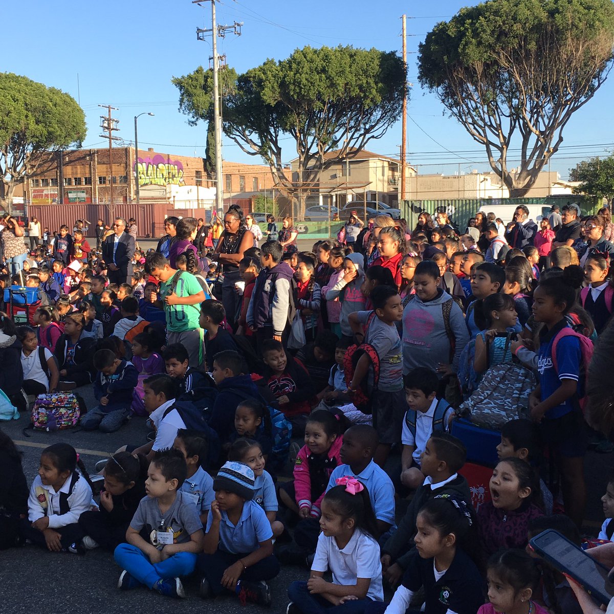Hundreds of reasons to work towards #VisionZero are right here at Magnolia Elementary and all across LA this #walktoschool day. 🚸🚦🚶🏽🚶🏾‍♀️👣