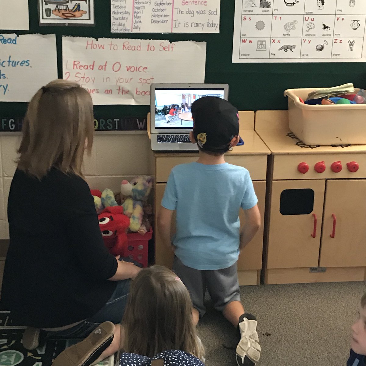 HSSDkateschm's tweet photo. Connecting w/ our kinder friends from N.J. at Kelly Elementary! @becky_stapel @ForestGlenElem #GlobalReadAloud https://t.co/dSsnyYrpLY