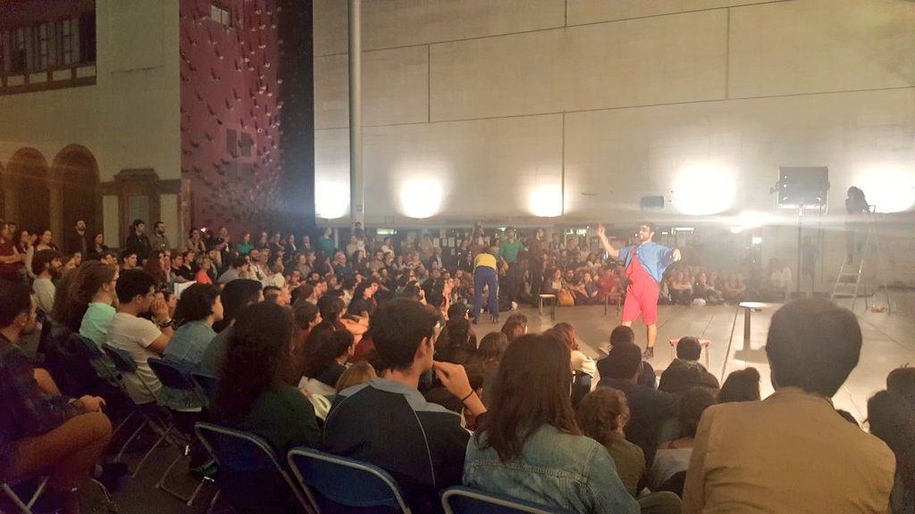 institutteatre's tweet photo. Perquè 'els carrers seran sempre nostres', avui l'atri ple de públic per gaudir de 'Fuenteovejuna' d' @obskene 👏👏 https://t.co/FHYClKZ49g