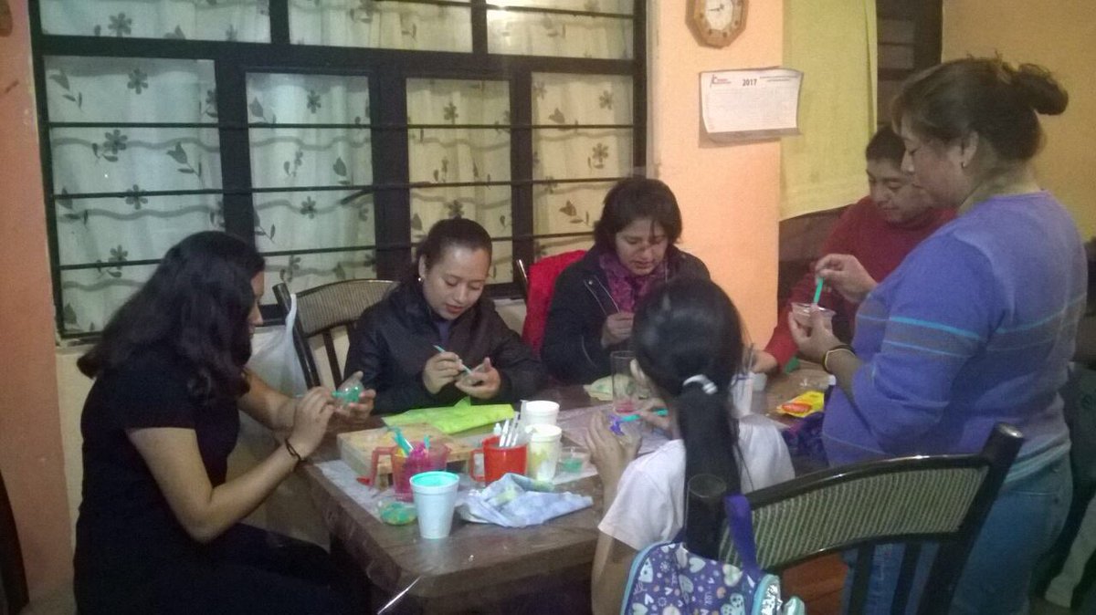 ICATECHSanCris's tweet photo. En nombre de @dulsillo se inicia el curso de “gelatinas artísticas” a beneficio de mujeres del barrio de San Ramón en #SanCristóbal. https://t.co/TIjkBeiJ5J