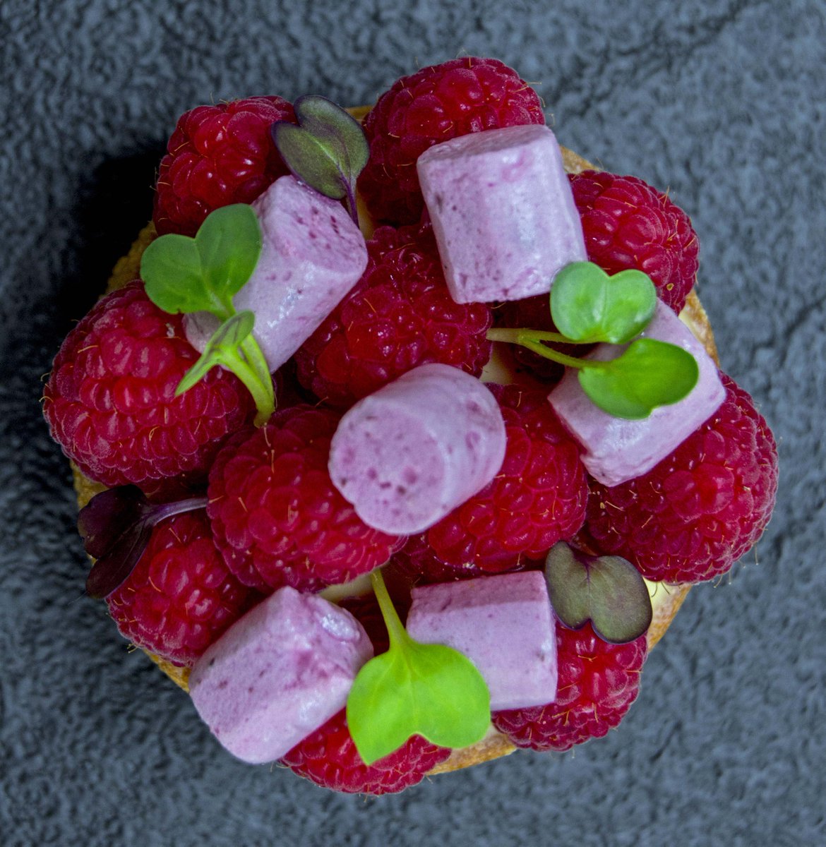 tierradetrufa's tweet photo. Date un capricho con nuestra tarta del día con frambuesas y crema, un espectáculo de sabores 🍰 #tierradetrufa #barcelona #pastry #foodporn https://t.co/rPw3eu70DE