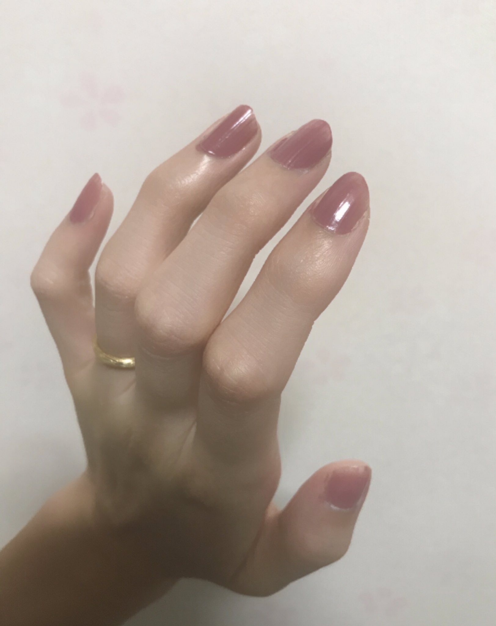 ネオン あっ うーん こんなフェミニンなエロい色は初めて買いました 黒 赤 紺が多かったです ノリで買ったブルベ夏色です 指にイエベ色がしっくり来ない気がしたんですけど 夏もしっくりこない 一度塗りだと結構黄みが強く反映されますね