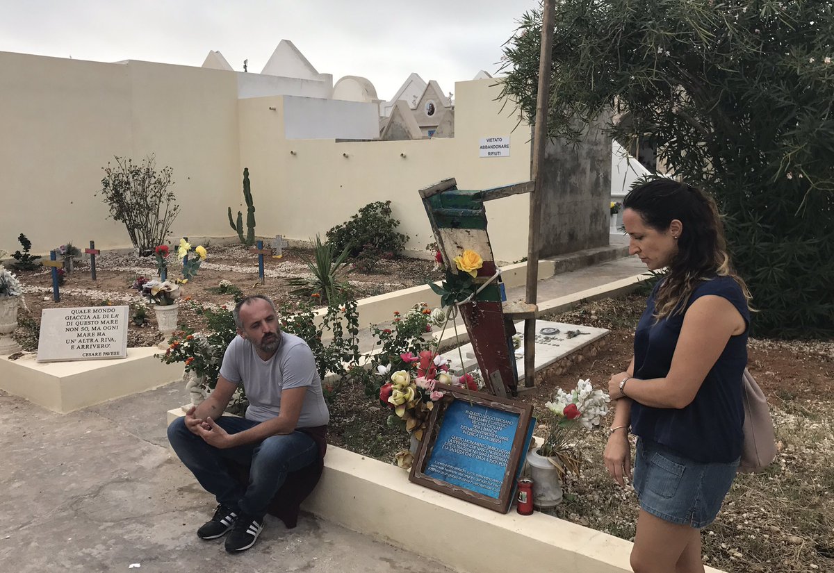 nev_it's tweet photo. #livetheborder visita al cimitero di #Lampedusa X ricordare chi sulla frontiera la vita l'ha persa https://t.co/N9qhJdIKL0