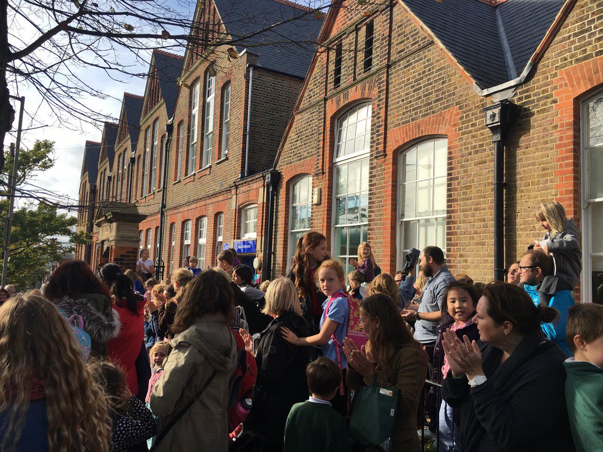 CarolineLucas's tweet image. Congrats to all #Brighton schools taking part in #armsaroundschools - vital to #SaveOurSchools #Schoolsjustwannahavefunds @SaveSchoolsUK