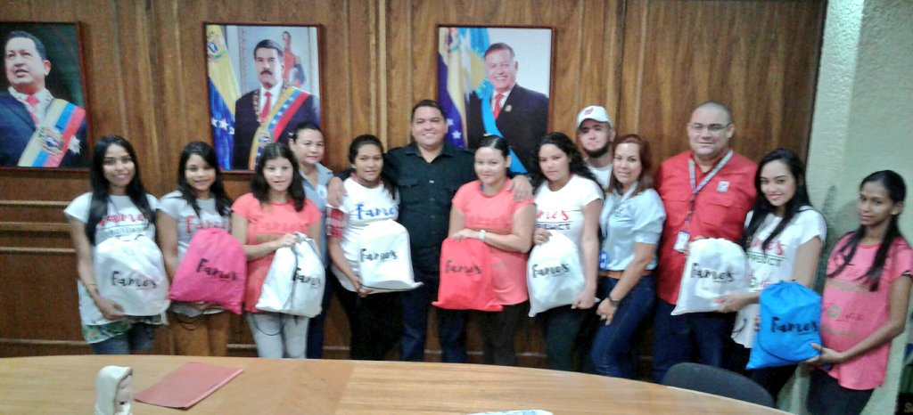 UnesurOficial's tweet photo. Una vez
más el Gobierno Bolivariano de @NicolasMaduro y @PanchoArias2012 entregan 12 kits de parto Humanizado en Unesur @MartinezUNESUR https://t.co/BBs7fY2cXz